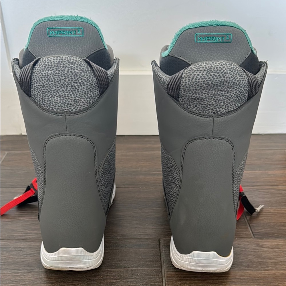 BURTON MINT BOA SNOWBOARD BOOTS - WOMEN'S.  MINT CONDITION. Just on trip